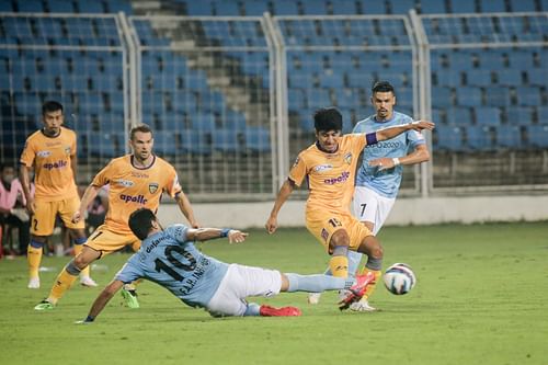 Chennaiyin FC skipper Anirudh Thapa in action against Mumbai City FC (Image Courtesy: ISL)