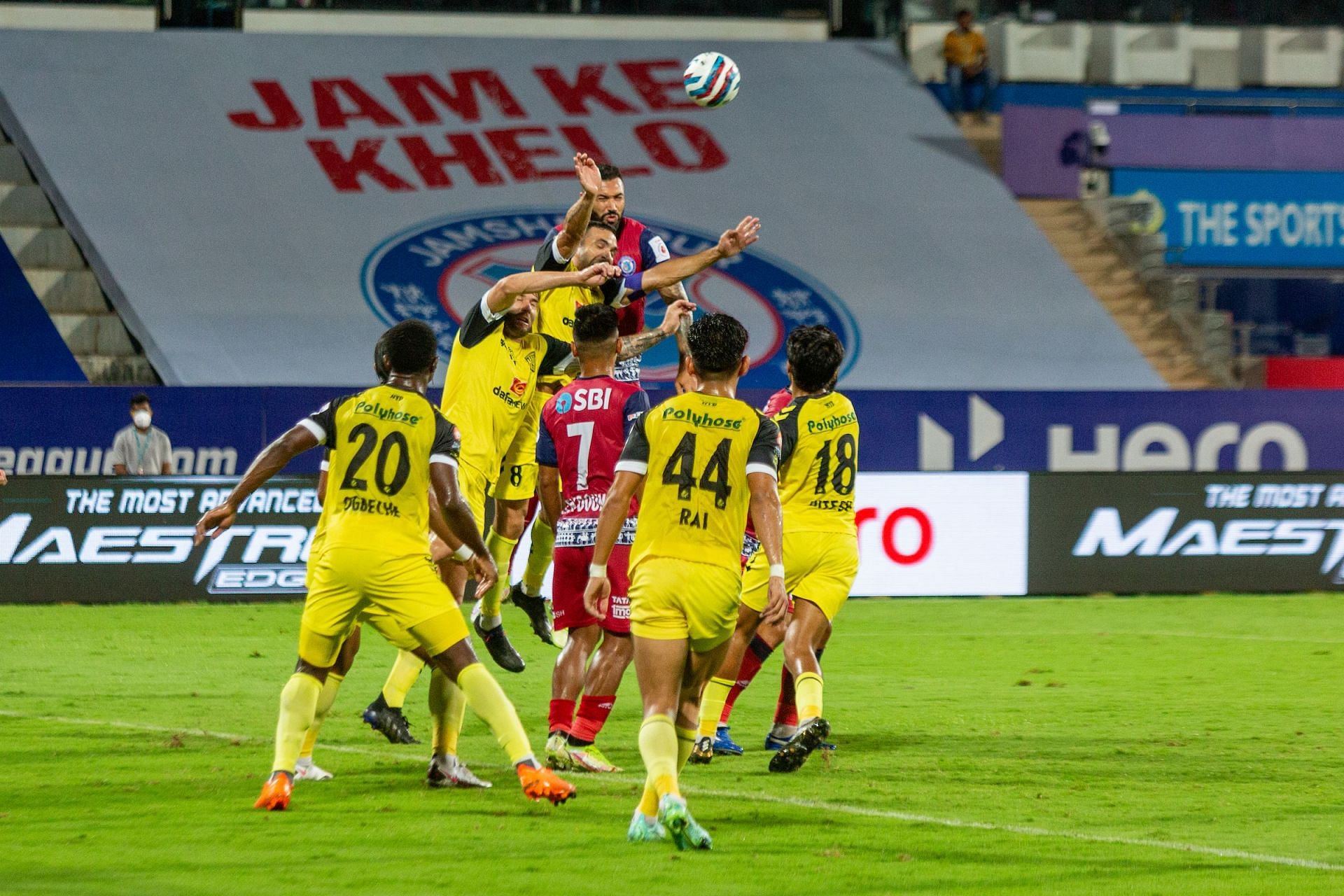 Jamshedpur FC and Hyderabad FC players go for the ball during their 1-1 draw. [Credits: ISL]