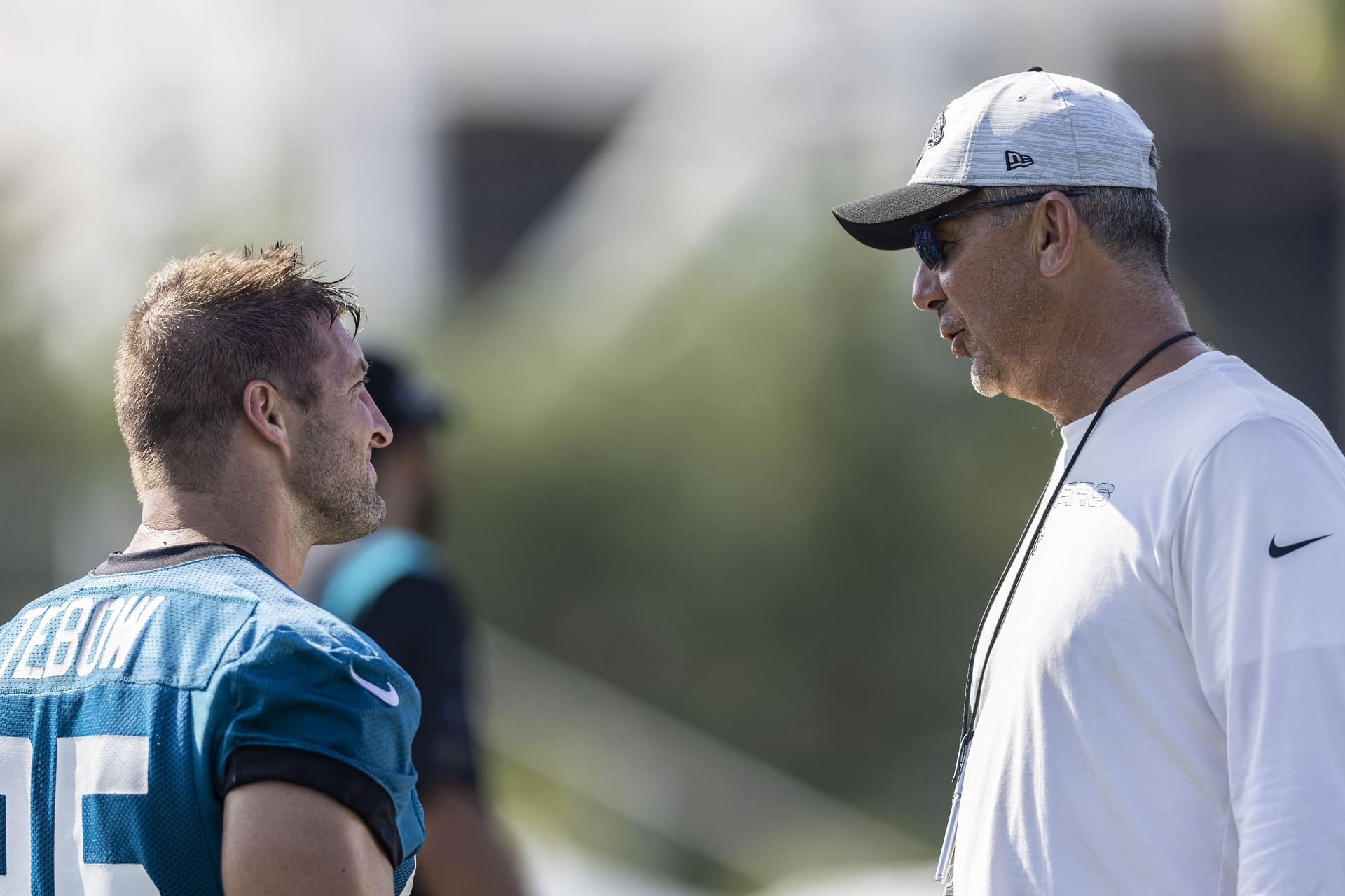 Meyer (R) and Tim Tebow speak during a break in training camp action (Photo: Getty)