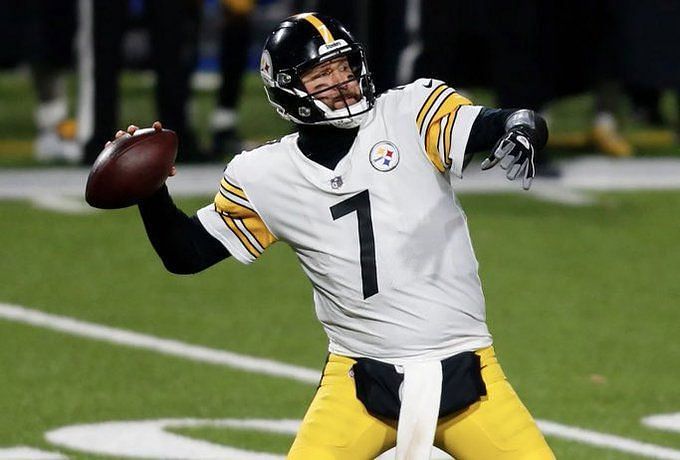 Photo: Steelers Quarterback Ben Roethlisberger Reacts to Replay -  PIT2021110822 