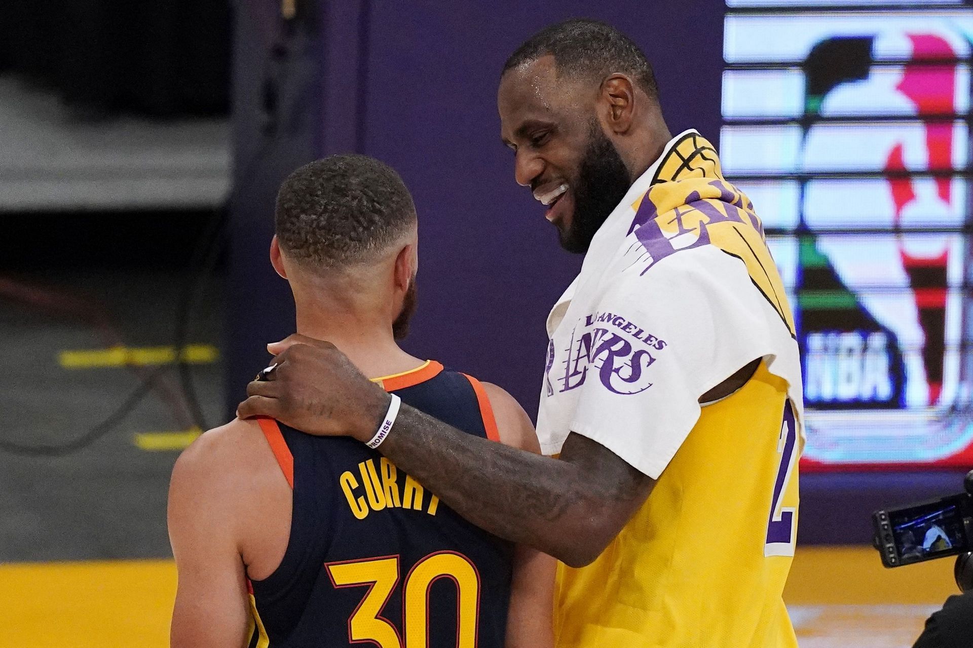 LeBron James has given the ultimate praise to Steph Curry as the Golden State Warriors superstar is about to break the all-time record in three-point shots made [Photo: Bleacher Report]