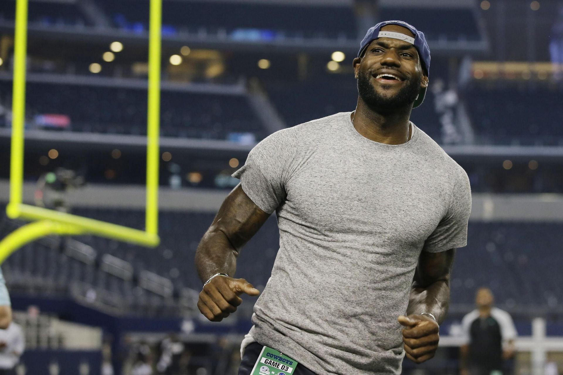 LeBron James mentioned that he got an offer from Jerry Jones, the Dallas Cowboys owner, to play wide receiver for America&#039;s team [Photo: Bleacher Report]