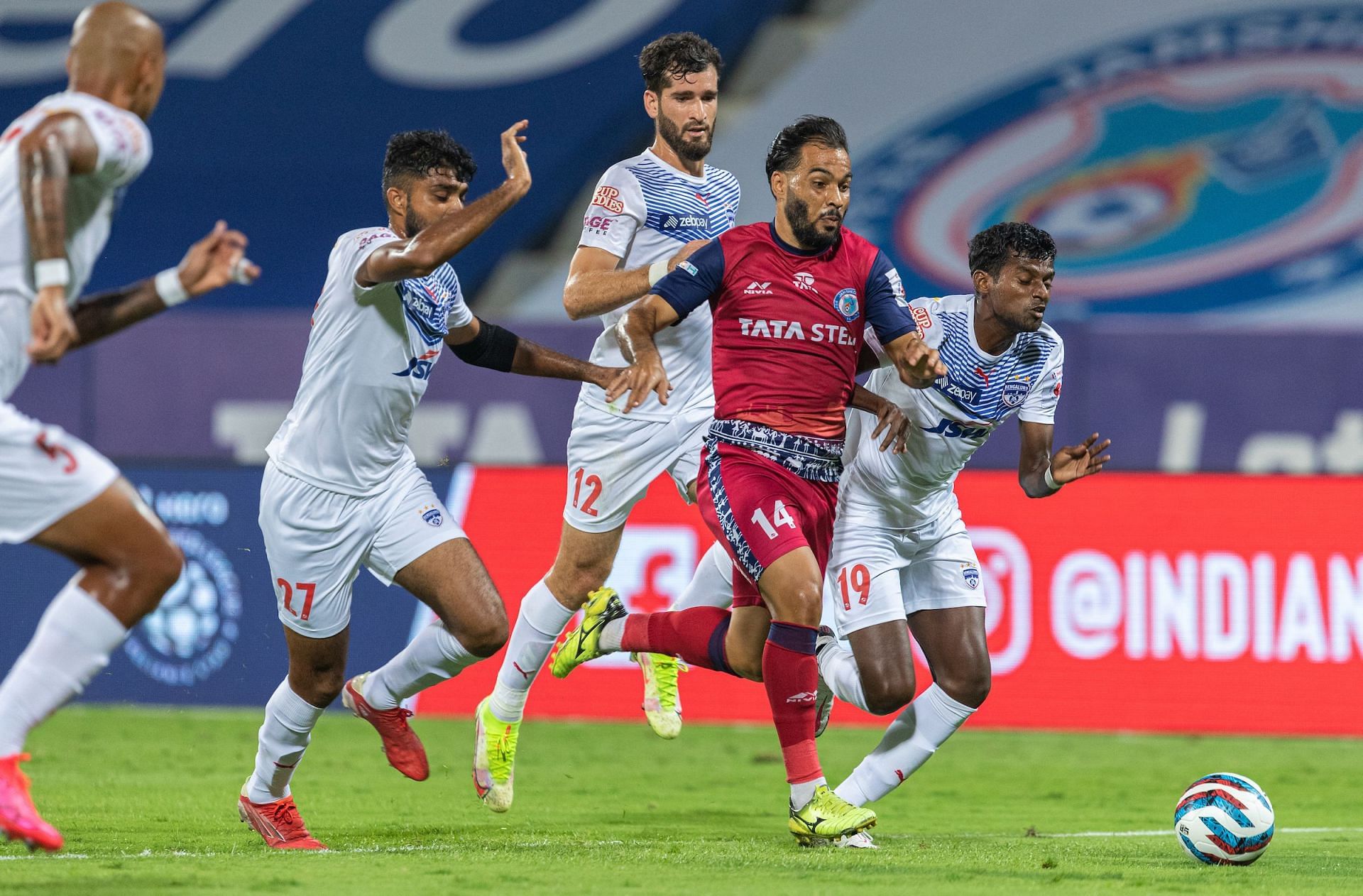 Jamshedpur FC and Bengaluru FC players in action. [Credits: ISL]