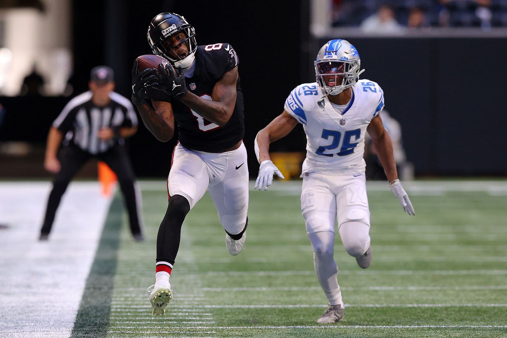 Kyle Pitts (8) is closing in on NFL history (Photo: Getty)