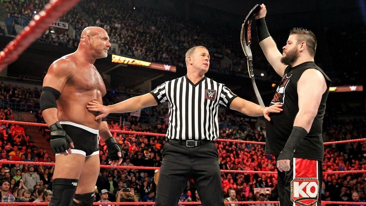 Kevin Owens defending his Universal Championship against Goldberg at Fastlane in 2017