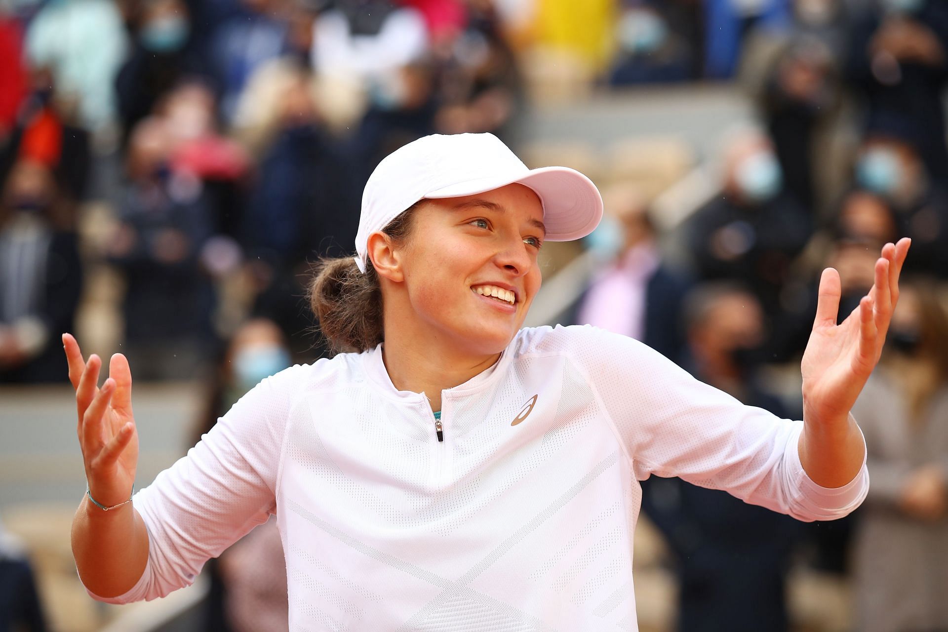 Iga Swiatek celebrates a victory at the 2020 French Open