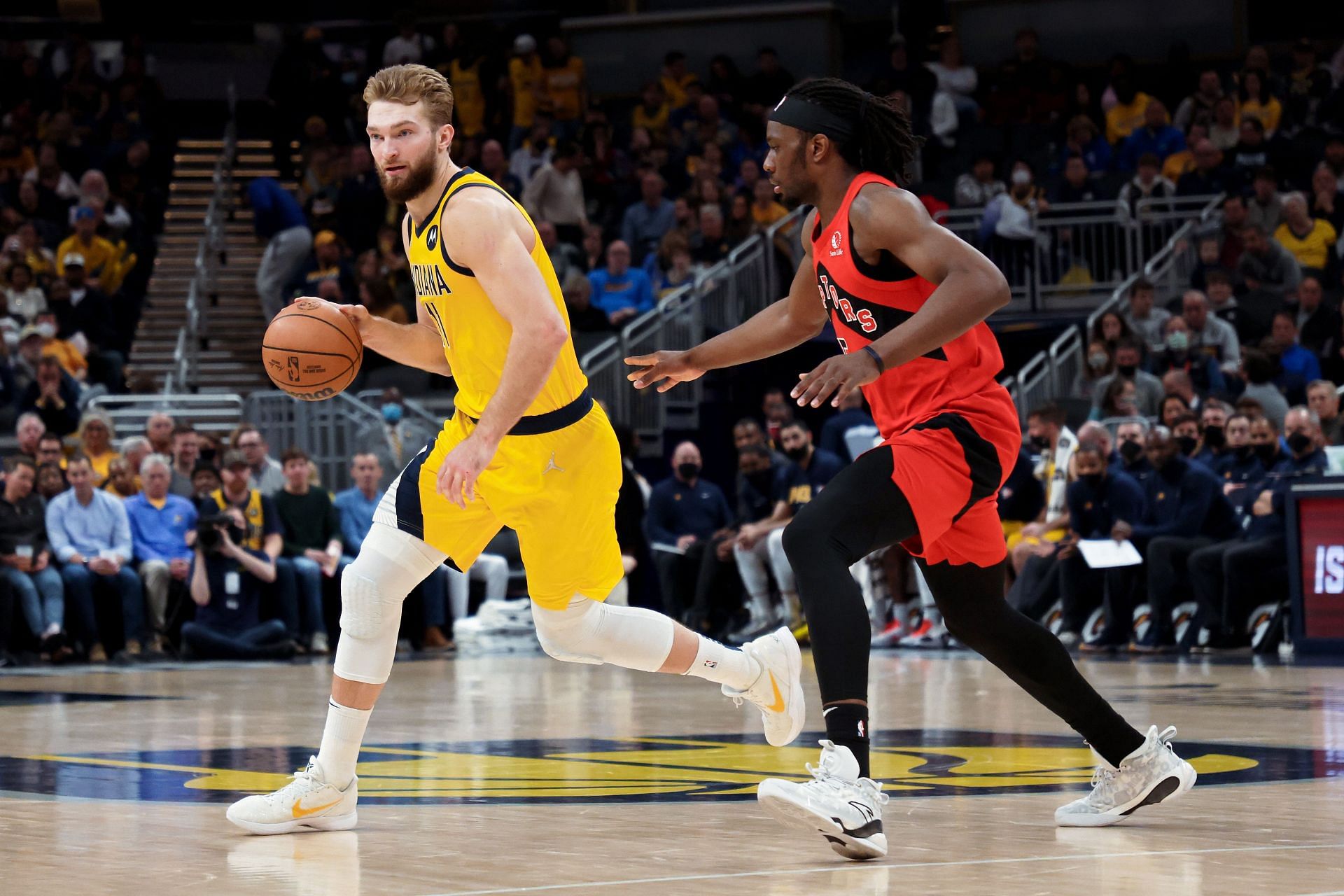 Domantas Sabonis scans the floor to make a play