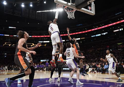 LeBron James displays his athleticism at the Orlando Magic vs LA Lakers game