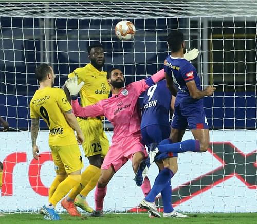 Mumbai City FC players defending a Bengaluru FC attack in their ISL encounter from last season (Image Courtesy: ISL)