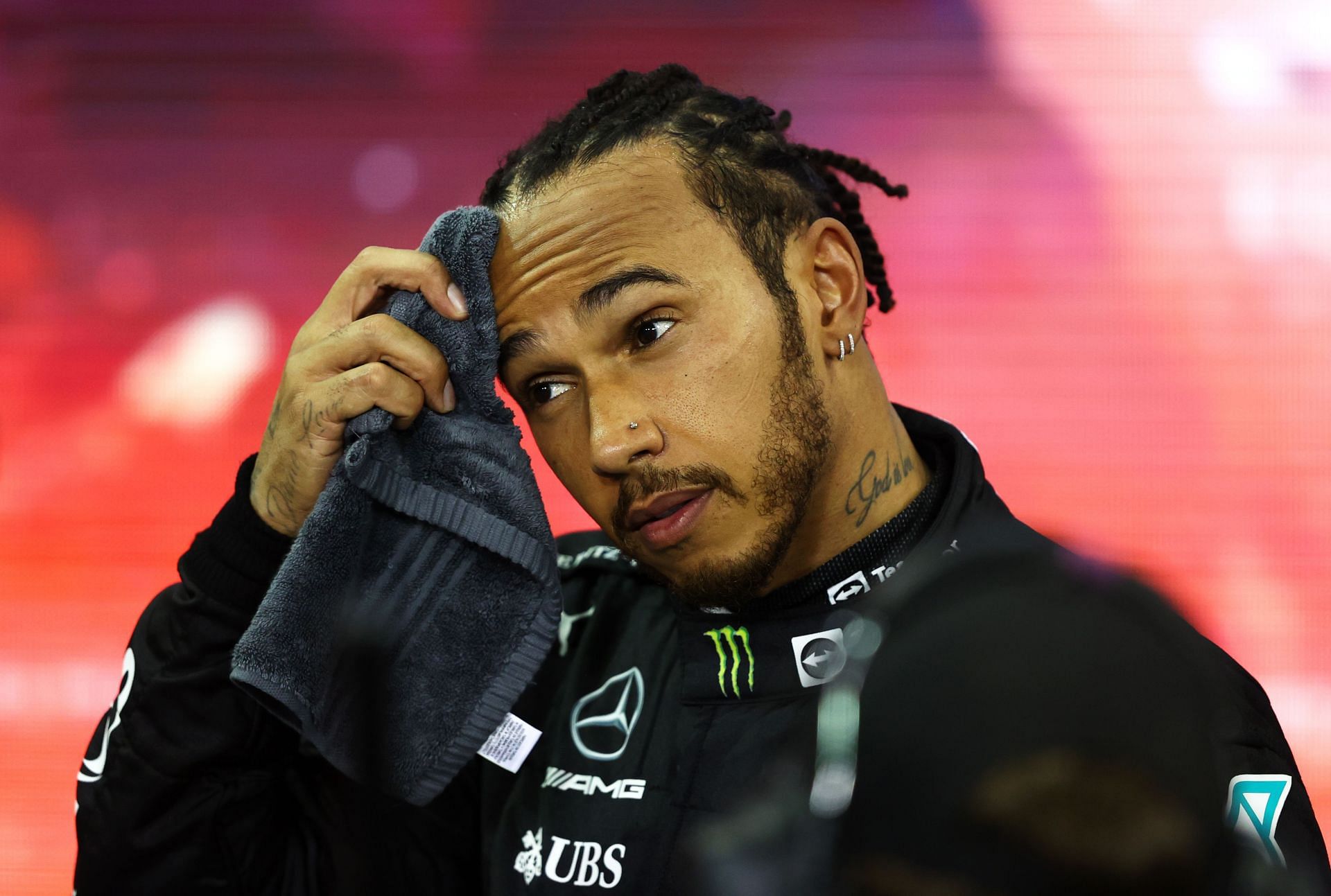 Second-placed and championship runner-up Lewis Hamilton looks dejected in parc ferm&eacute; during the 2021 Abu Dhabi GP (Photo by Bryn Lennon/Getty Images)