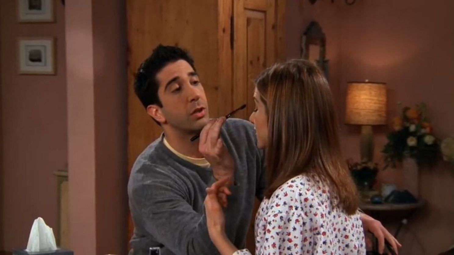 Ross ayudando a Rachel a prepararse (Imagen a través de Friends)