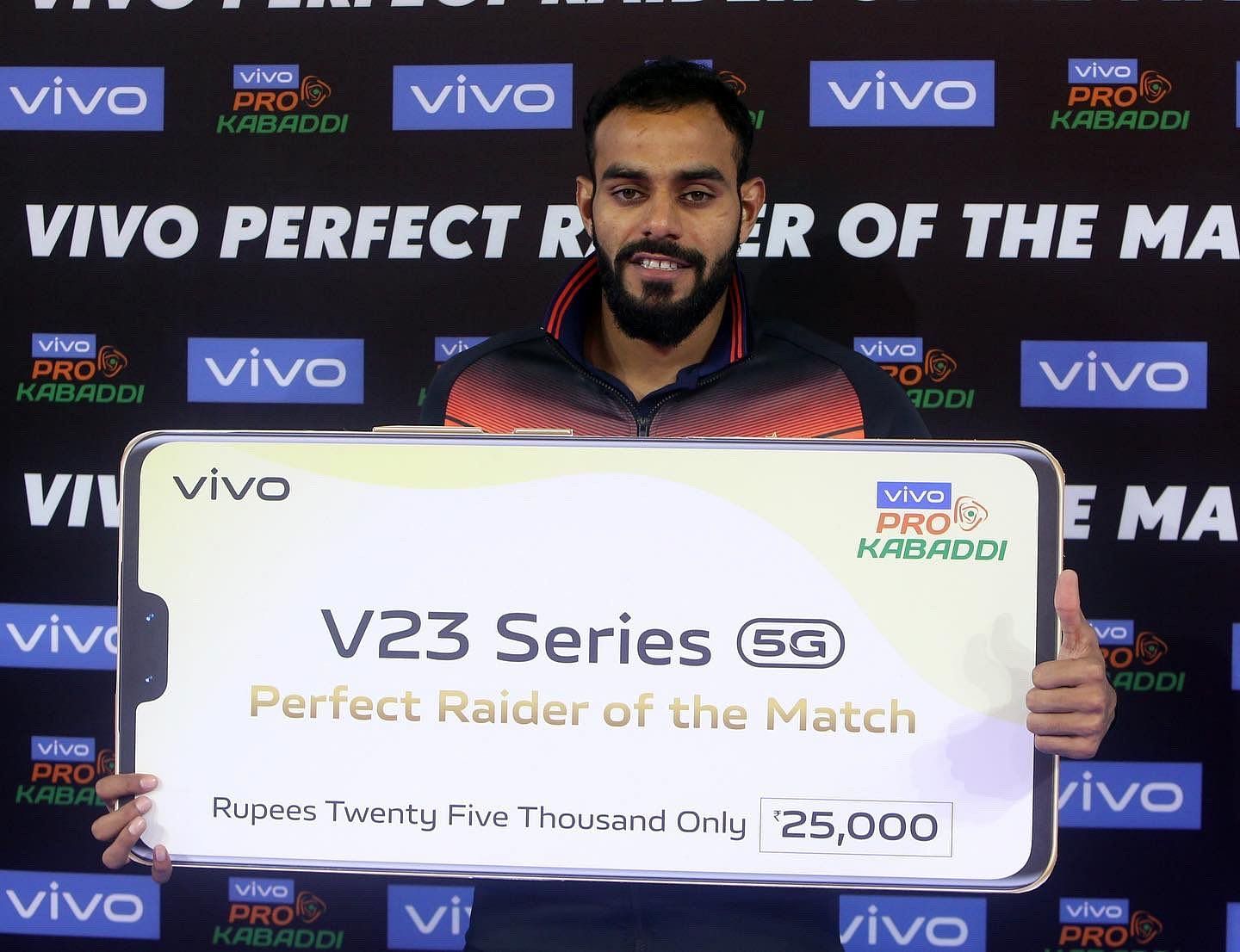 U Mumba player Abhishek Singh with the Best Raider of the Match award - Image Courtesy: U Mumba Twitter