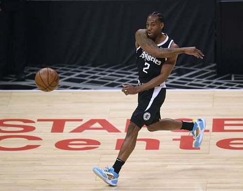 Kawhi Leonard of the LA Clippers passes against the Dallas Mavericks