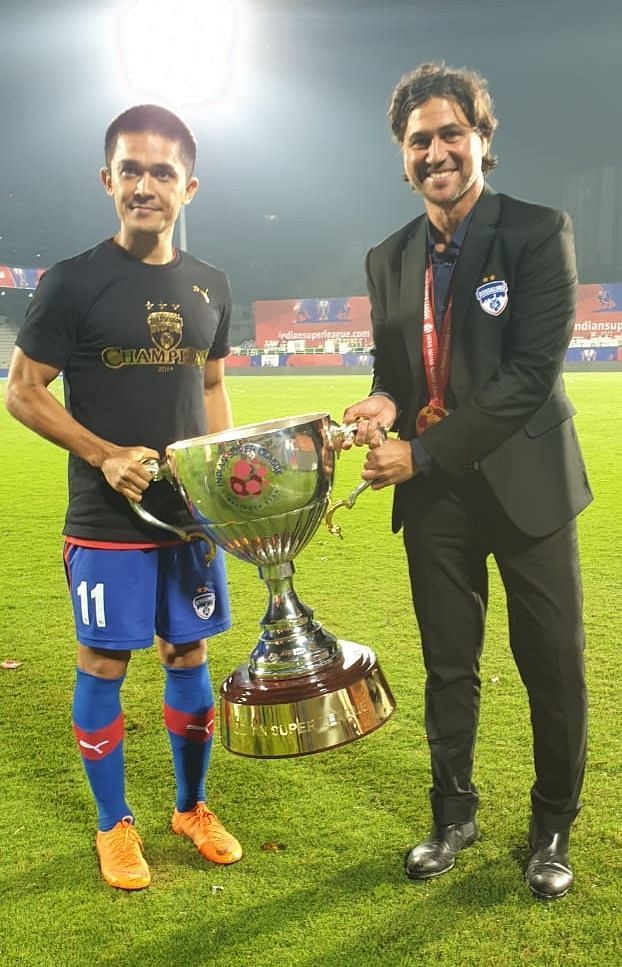 Cuadrat (R) and Sunil Chhetri (L) formed a formidable captain-coach duo in the ISL between 2018 and 2021. (Image Courtesy - Carles Cuadrat)