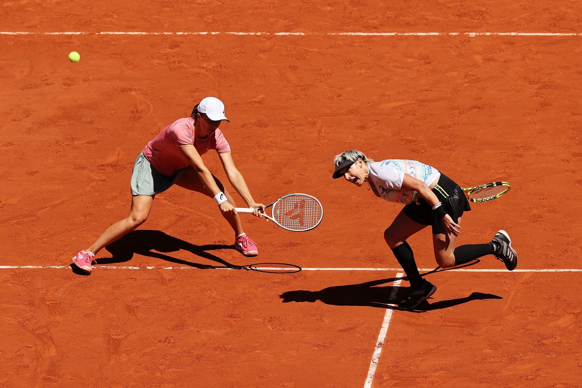Iga Swiatek with Bethanie Mattek-Sands at the French Open 2021