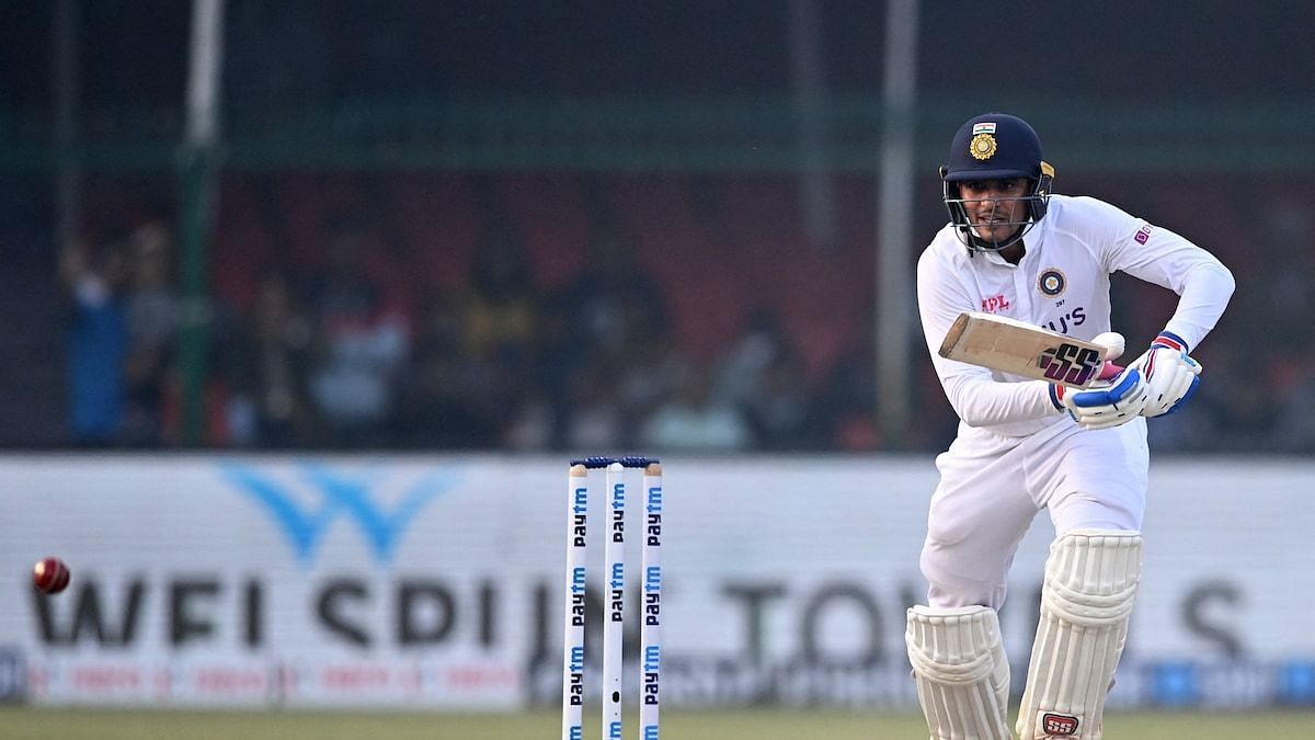 शुभमन गिल मुंबई टेस्ट की पहली पारी के दौरान बल्लेबाजी करते हुए 