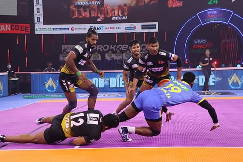 The Telugu Titans try to hold Tamil Thalaivas raider Ajinkya - Image Courtesy: Telugu Titans Twitter