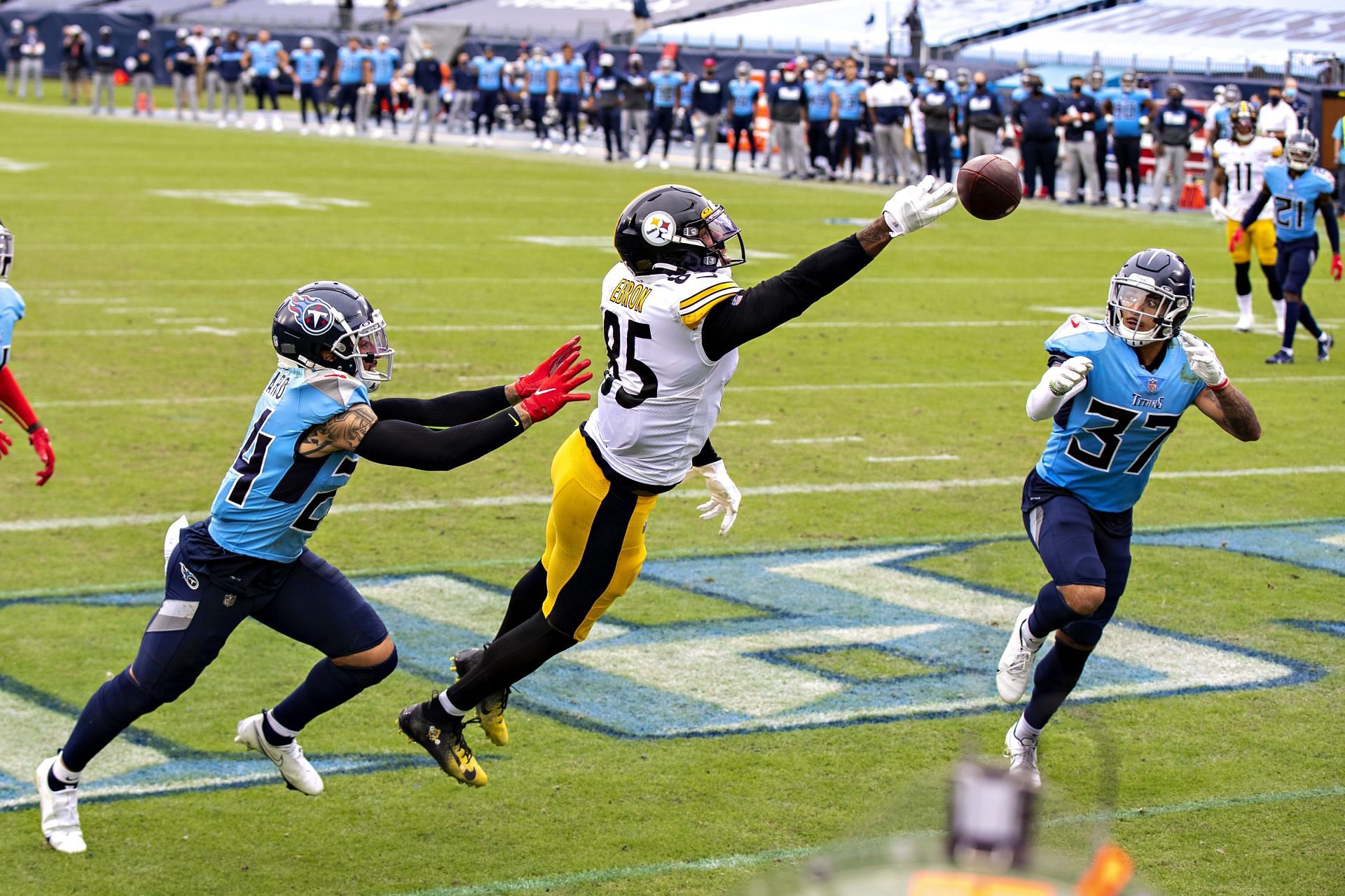 Watch: Titans pull pregame stunt on Steelers' logo