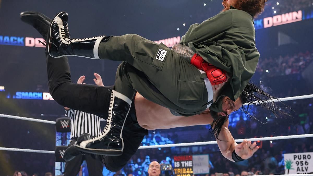 WWE SmackDown में रोमन रेंस ने डिफेंड की अपनी यूनिवर्सल चैंपियनशिप 