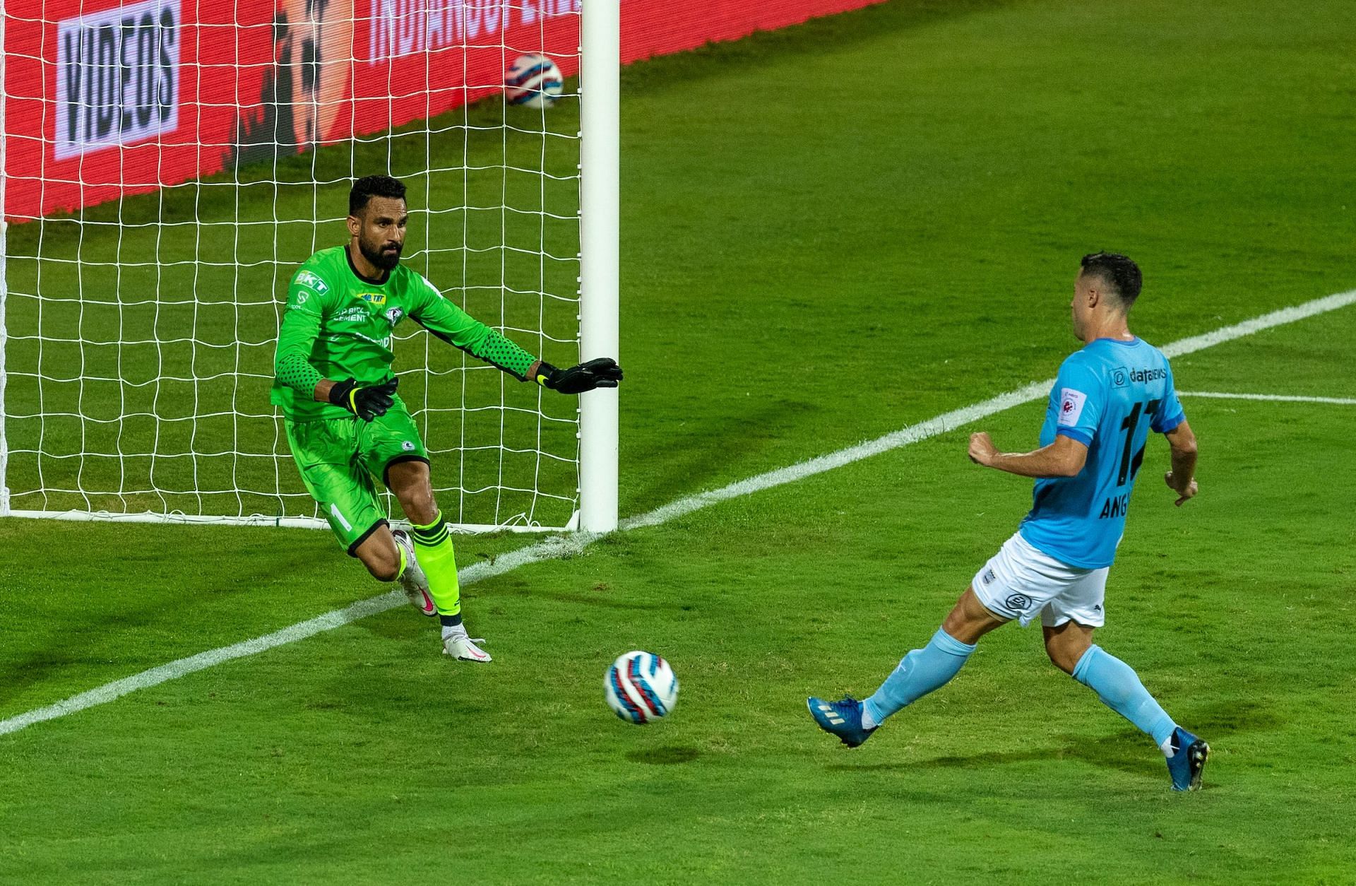 Mumbai City FC&#039;s Igor Angulo scores against ATKMB (Image Courtesy: ISL)