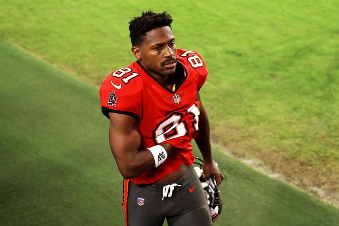 "Put some RESPECT on my name all of y'all" - Antonio Brown promises to share vaccination video to debunk accusations