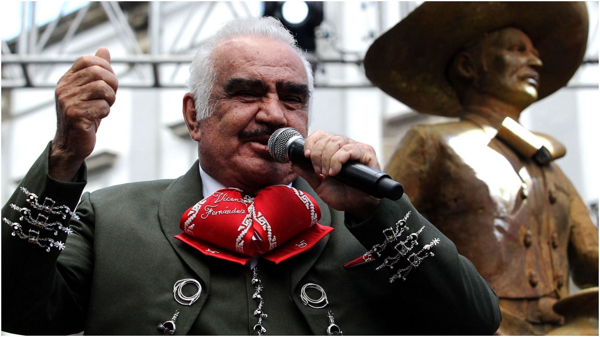 Vicente Fern&aacute;ndez sings during the unveiling of a life-size statue in his honour, at the Mariachis square in Guadalajara (Image by Ulises Ruiz via Getty Images)