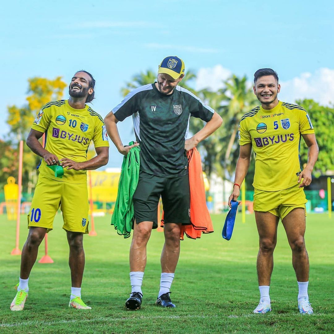 Kerala Blasters FC head coach Ivan Vukomanovic with Harmajot Khabra and Nishu Kumar in training (Image Courtesy : KBFC Instagram)