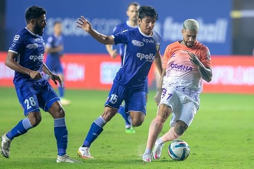 Chennaiyin FC skipper Anirudh Thapa against Odisha FC's Aridai Cabrera (Image Courtesy: ISL)