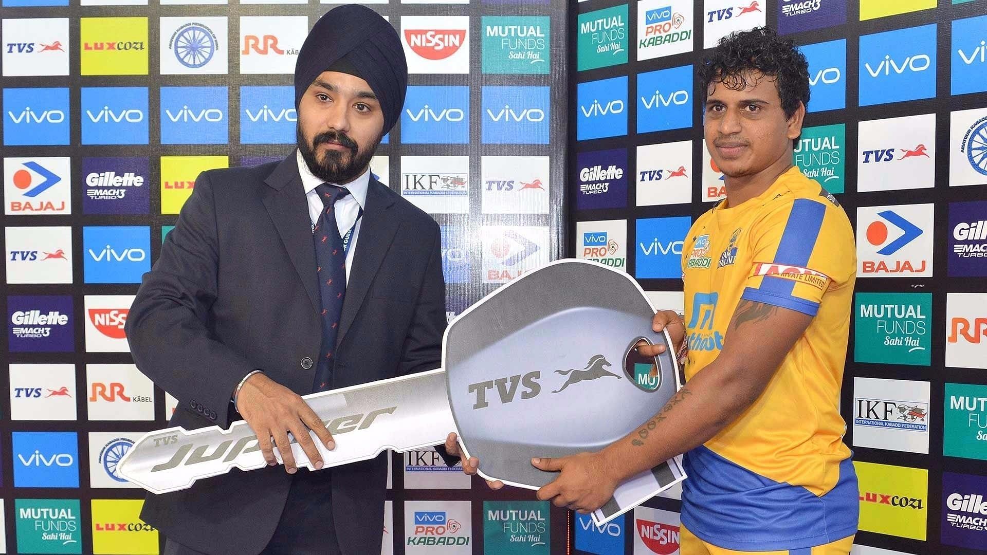 C Arun collects his award - Image Courtesy: Pro Kabaddi