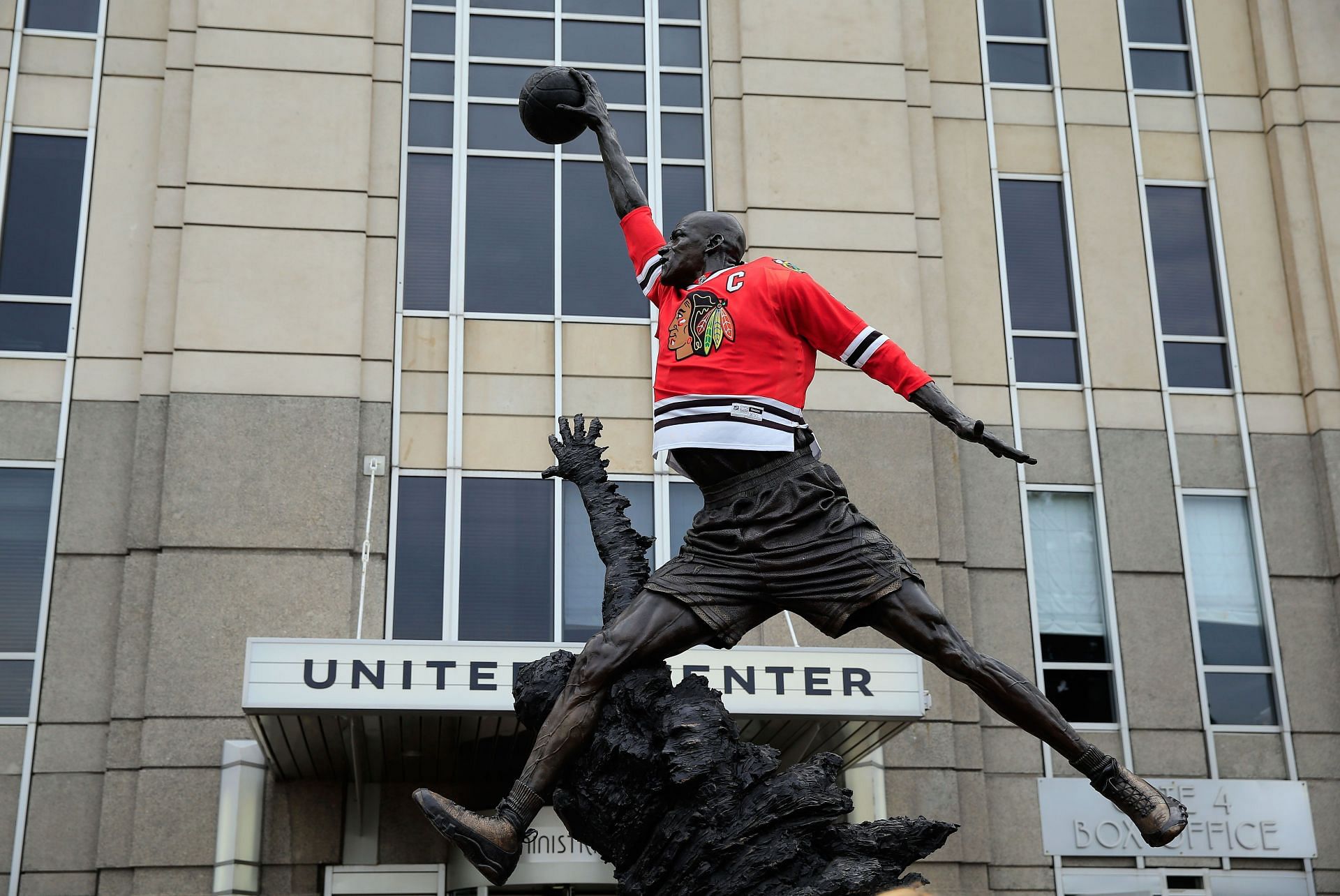 Michael Jordan&#039;s statue outside the United Center