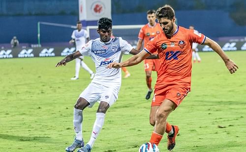 FC Goa's Ivan Gonzalez (R) put a top-notch performance with 7 clearances in his last game (Image courtesy: ISL)