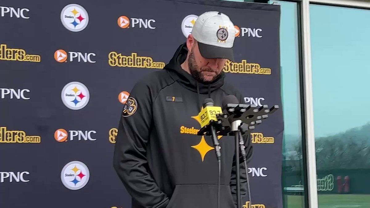 Pittsburgh, United States. 29th Mar, 2022. Retired Pittsburgh Steelers Ben  Roethlisberger waves to the fans before ceremonial puck drop before the  game with Pittsburgh Penguins against New York Rangers at PPG Paints