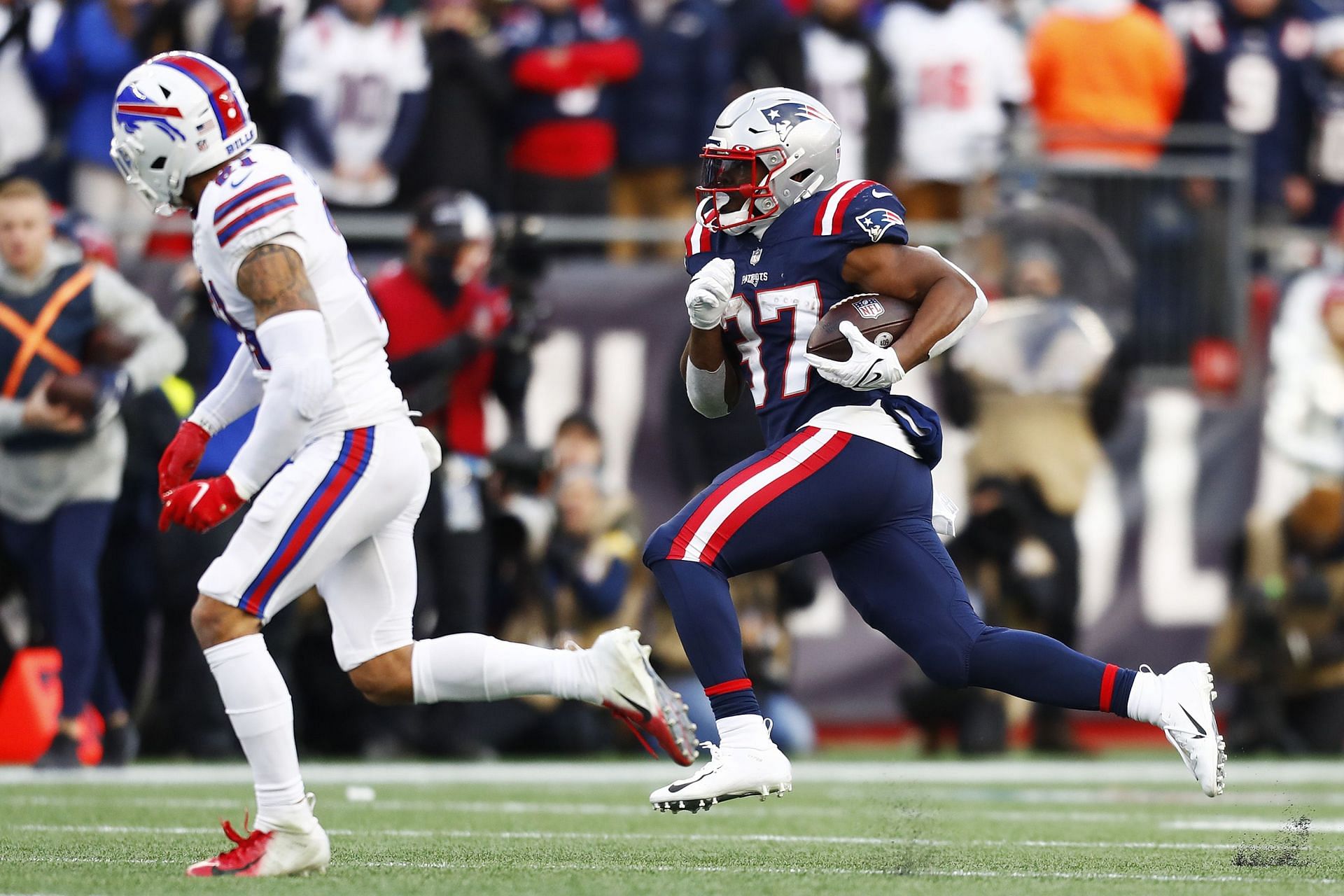 Damien Harris achnored the Patriots&#039; offense on Sunday, scoring all three of their touchdowns (Photo: Getty)
