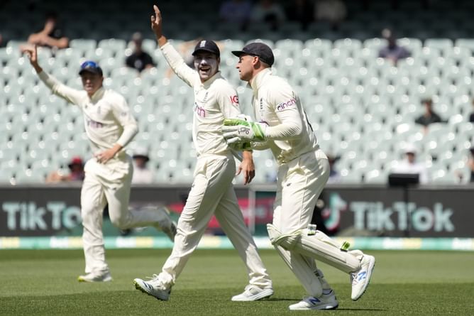 [Watch] Jos Buttler makes amends for dropped chance with low diving catch to get rid of Steve Smith