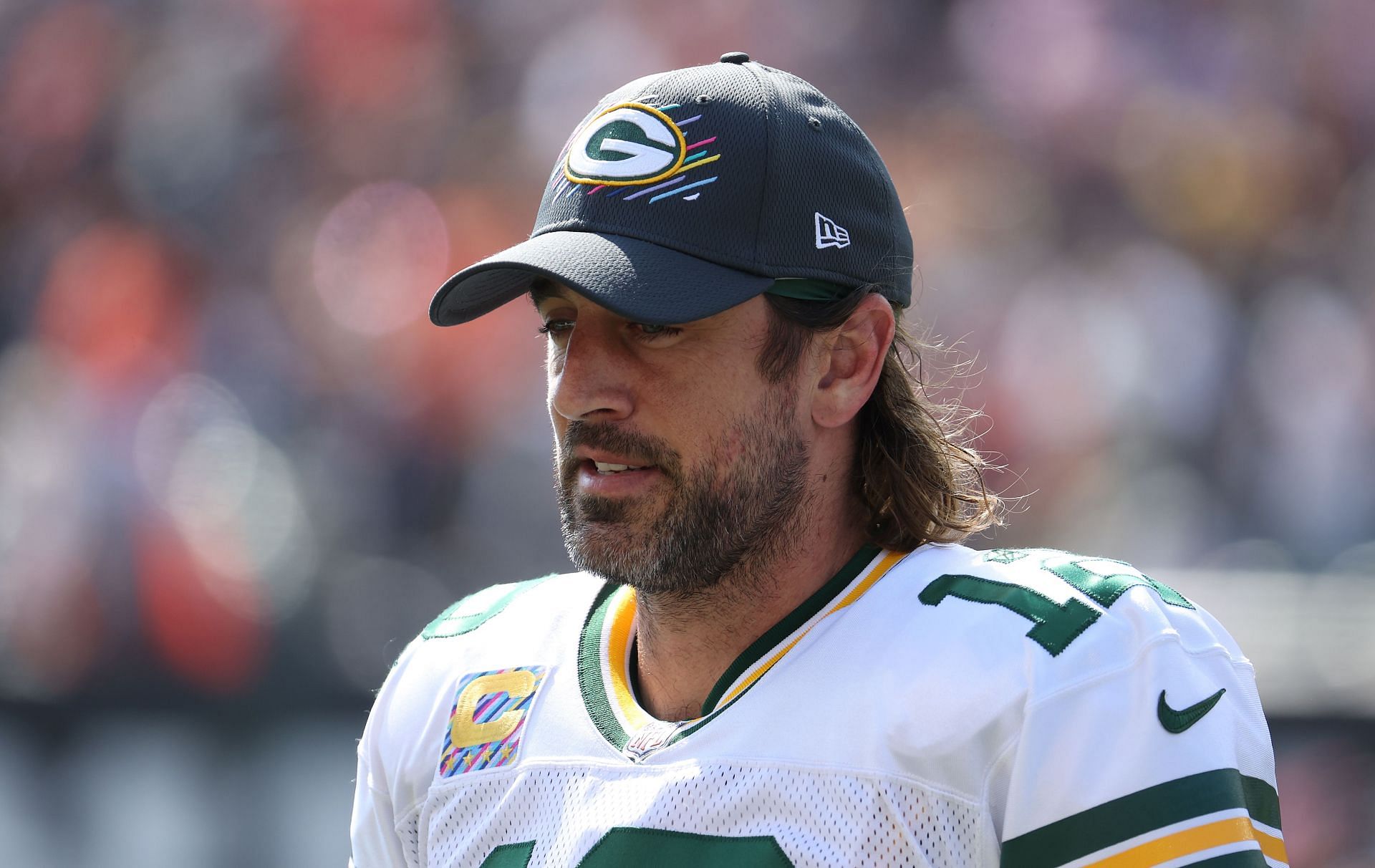 Aaron Rodgers, Erin Andrews hug maskless after postgame interview