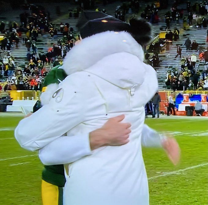 Aaron Rodgers, Erin Andrews hug maskless after postgame interview