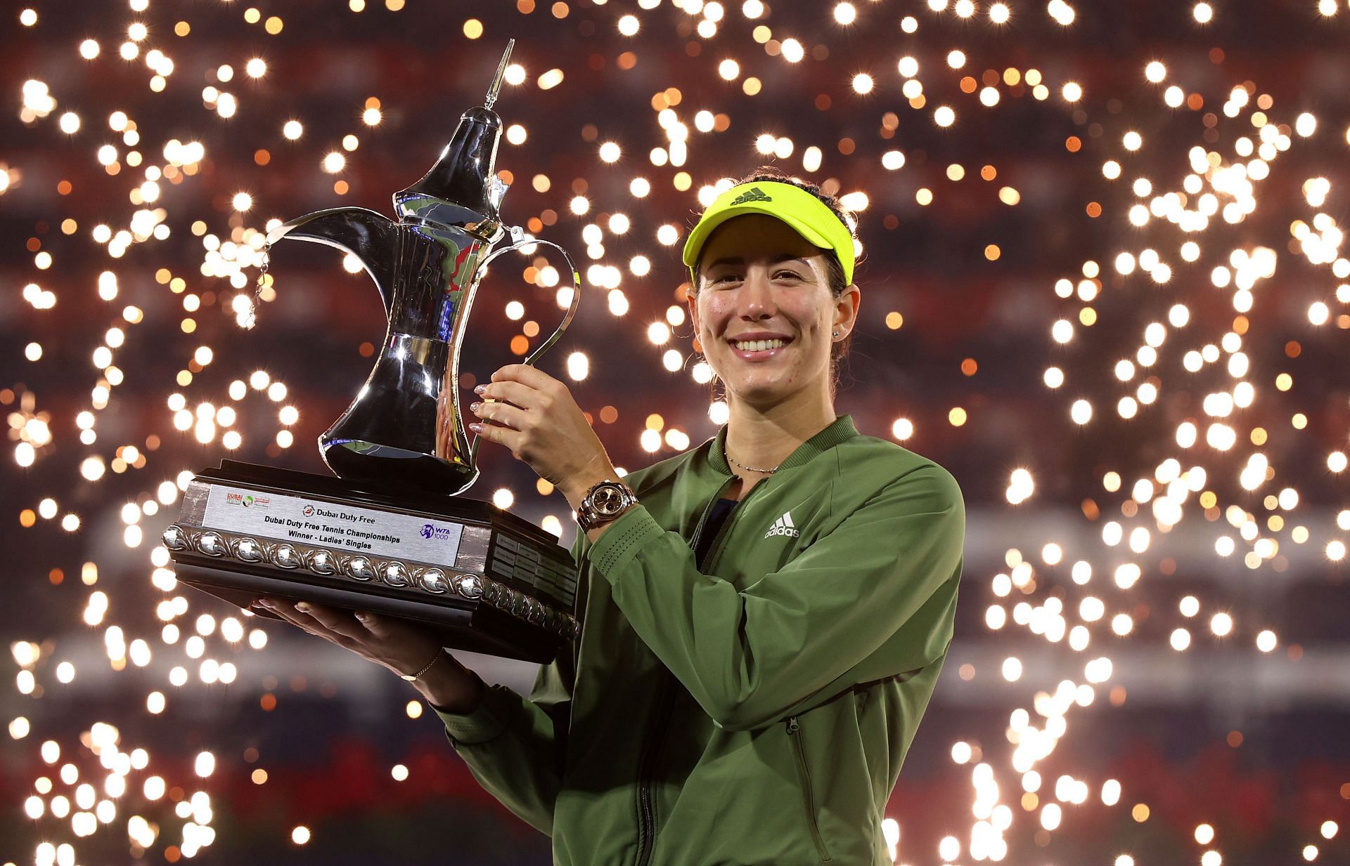 Garbine Muguruza with the WTA Dubai trophy