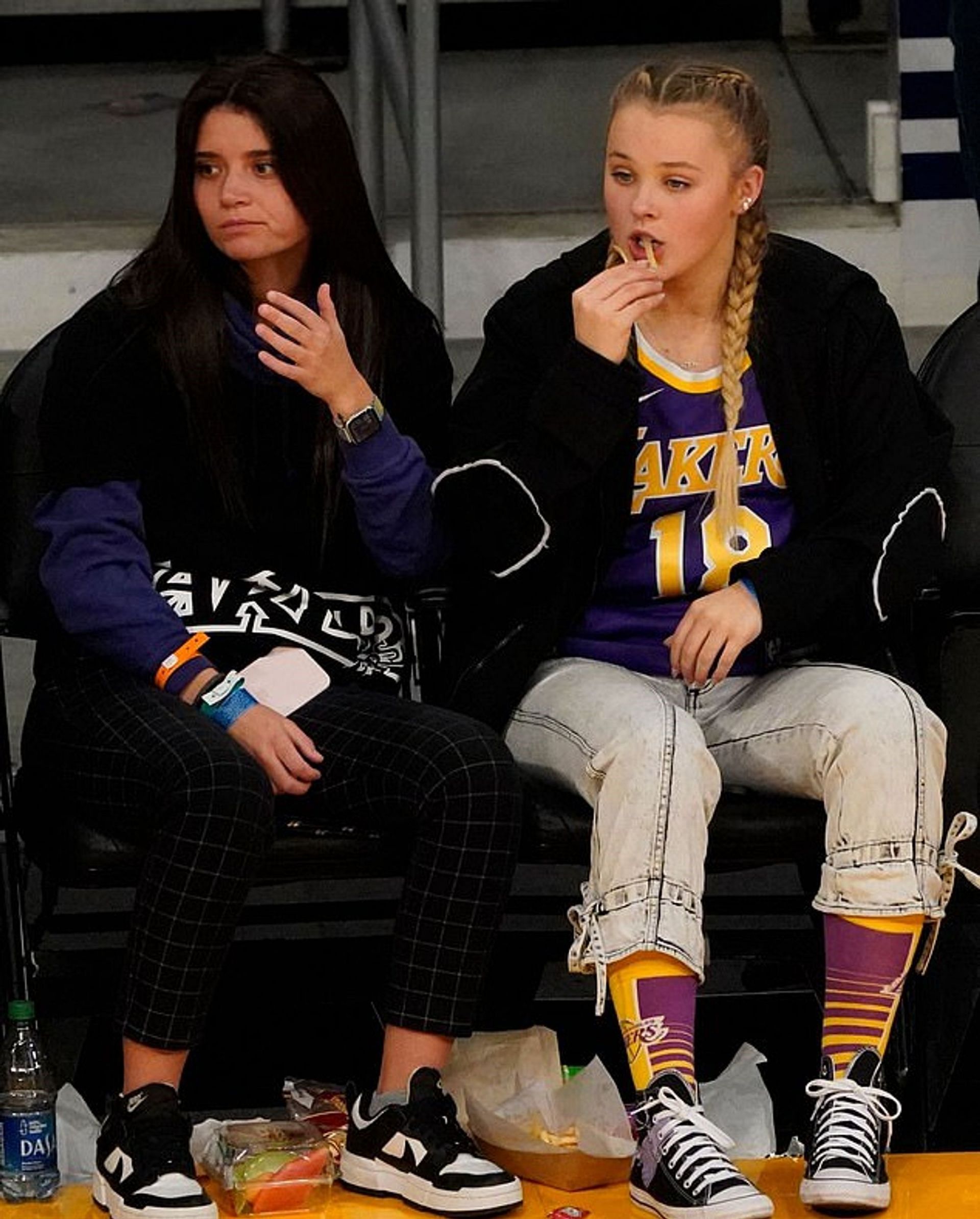 JoJo Siwa reportedly on a date with Katie Mills at a Lakers basketball game (Image via REX)