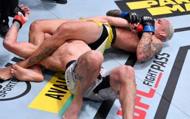 "That was beyond human" - When referee Mark Smith reacted to Tony Ferguson bearing through Charles Oliveira's armbar