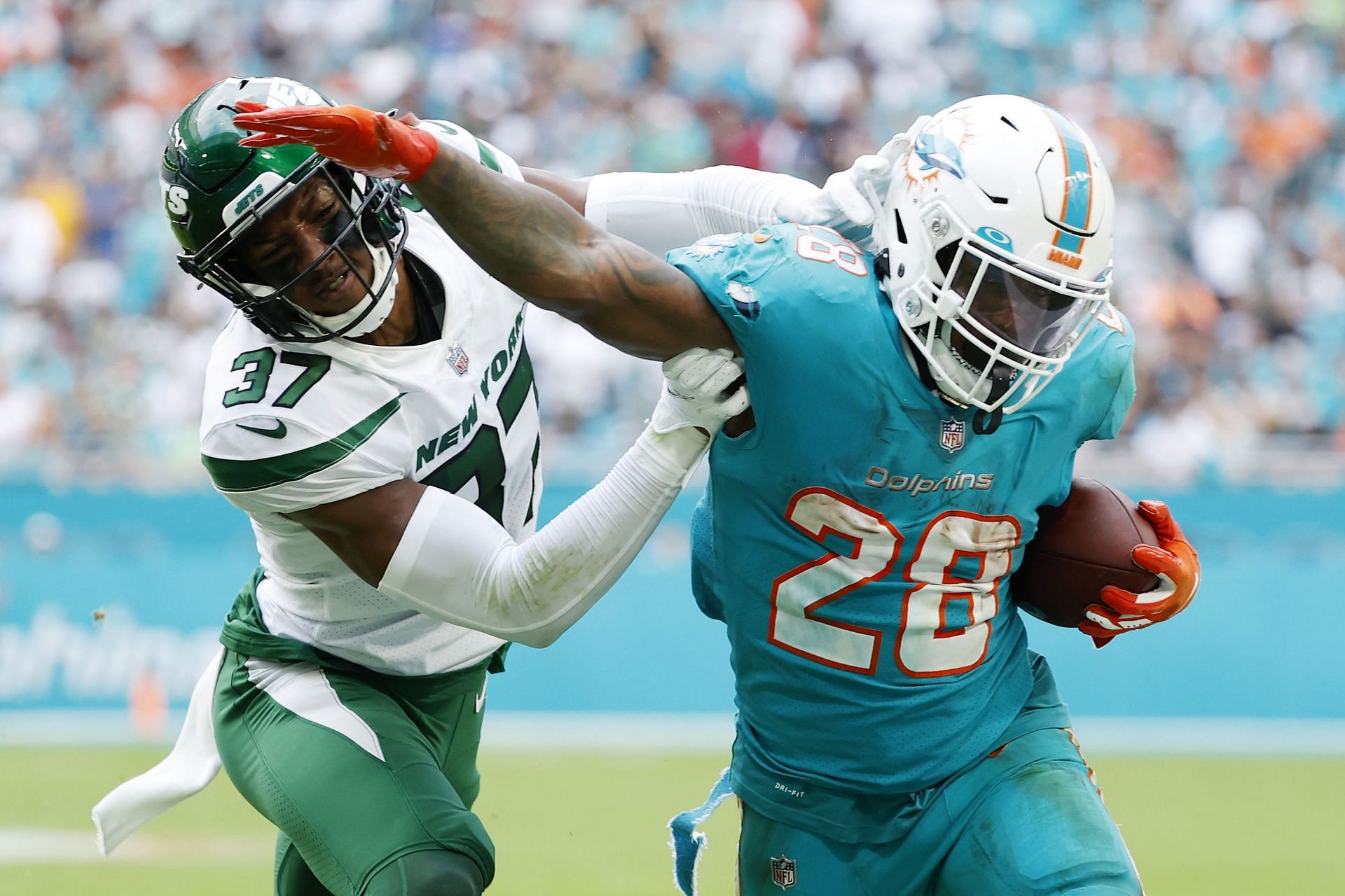 Formerly of the University of Miami, Duke Johnson (in blue) came big for Miami in their AFC East matchup with the Jets on Sunday (Photo: Getty)