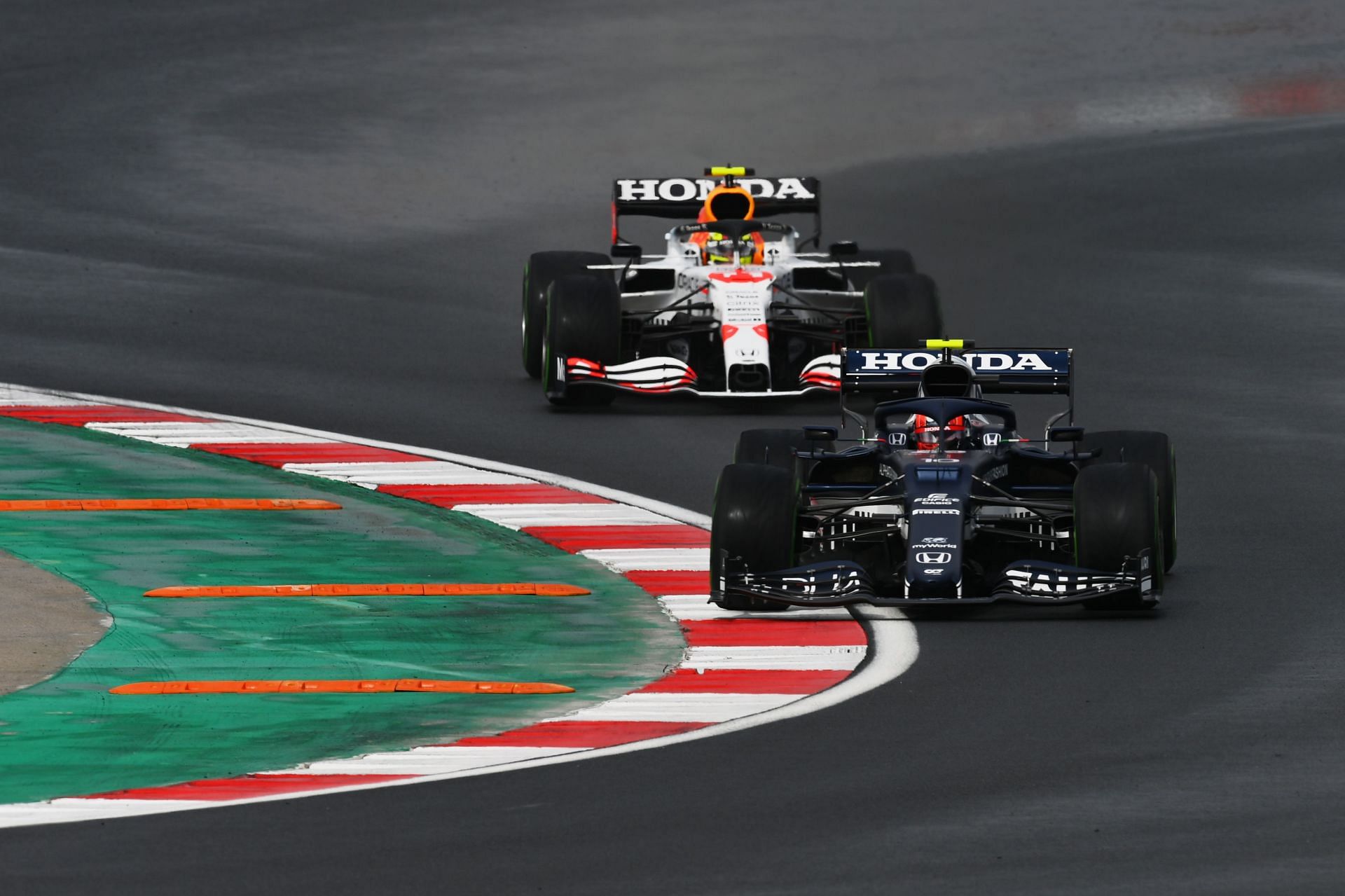 Pierre Gasly&#039;s Alpha Tauri ahead of Max Verstappen&#039;s Red Bull (Photo by Dan Mullan/Getty Images)