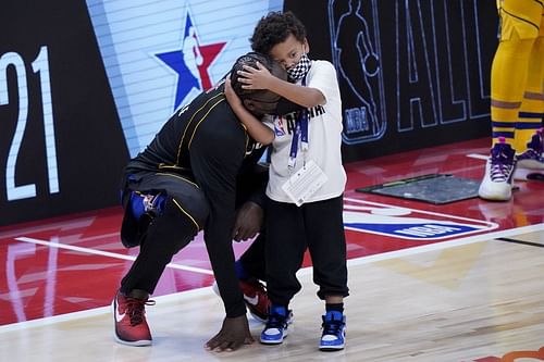 Kyden Randle, Julius Randle's son, got a chance to share Steph Curry's historic night with a touching photo opportunity [Photo: Fadeaway World]