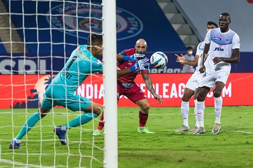 Gurpreet Singh Sandhu pulling off a double save. (Image Courtesy: Twitter/IndSuperLeague)