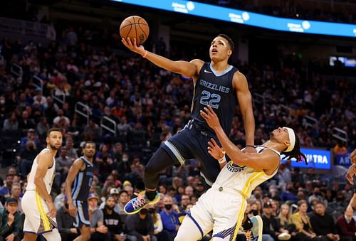 Desmond Bane (#22) of the Memphis Grizzlies elevates vs the Golden State Warriors