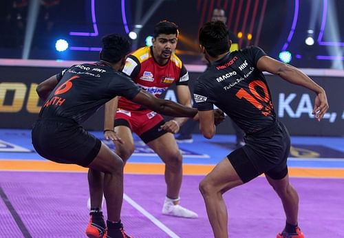 A snap from the PKL 2021 season opener between U Mumba and the Bengaluru Bulls - Image Courtesy: U Mumba Twitter