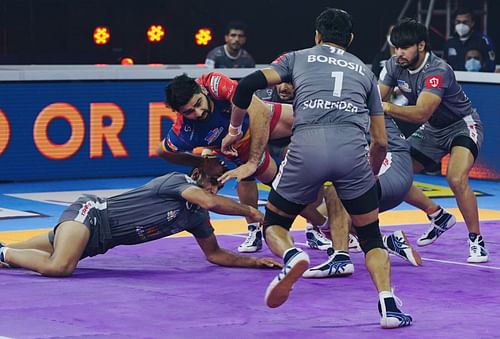 Steelers' players tackle UP Yoddha raider Pardeep Narwal - Image Courtesy: Steelers Twitter