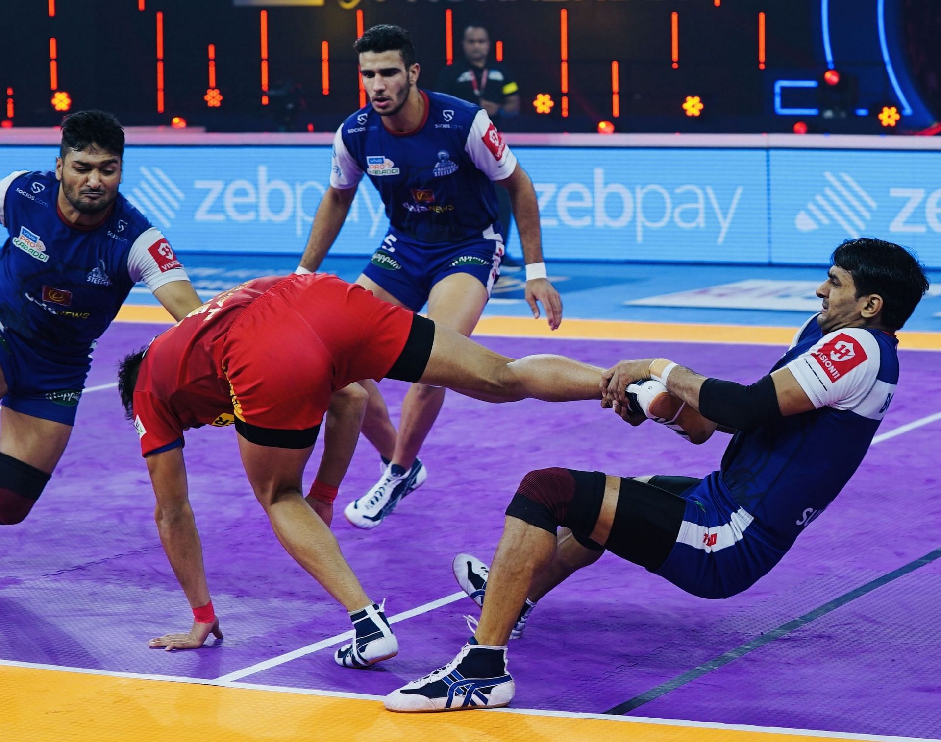 Haryana Steelers try to stop a Dabang Delhi KC raider from completing his raid (PC: Haryana Steelers Twitter)
