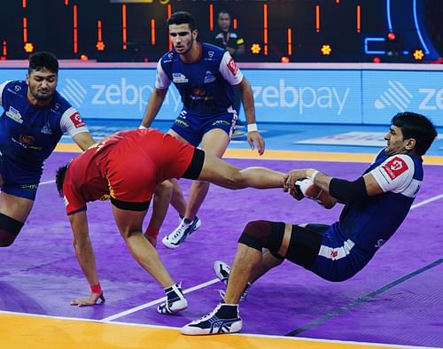 Haryana Steelers try to stop a Dabang Delhi KC raider from completing his raid (PC: Haryana Steelers Twitter)