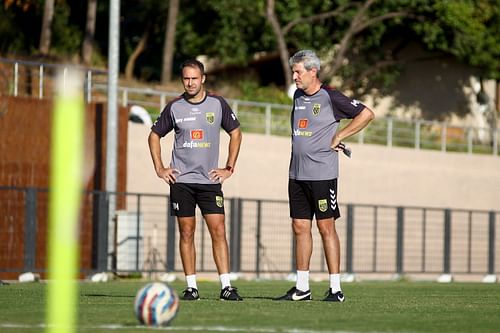 Manolo Marquez (R) and his assistant Benito Montalvo oversee Hyderbad FC's training (PC: Hyderabad FC)