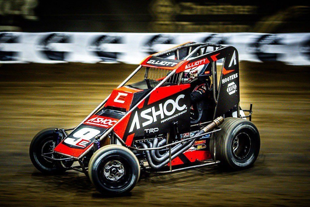 Chase Elliott in action at the Chili Bowl Nationals 2022 ( image via Twitter: @TeamHendrick )